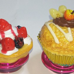 スイーツデコ☆Wベリークリームタルト＆フルーツカップケーキのマグネット 1枚目の画像