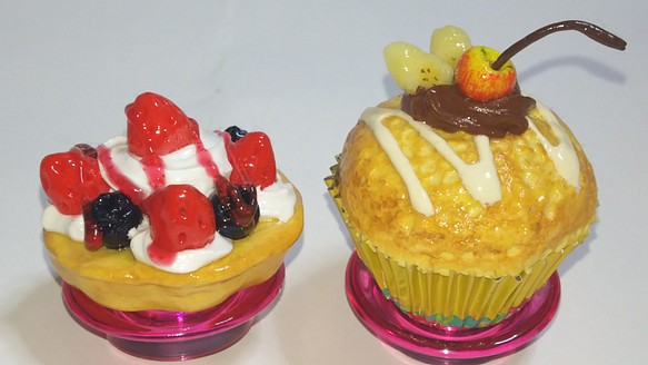 スイーツデコ☆Wベリークリームタルト＆フルーツカップケーキのマグネット 1枚目の画像