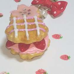 スイーツデコストラップ☆桜クッキーとイチゴクリームワッフル 1枚目の画像