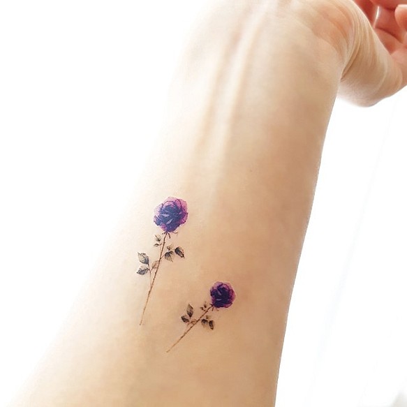 可憐な一輪の薔薇の花（紫色のバラ）のタトゥーシール、タトゥーステッカー