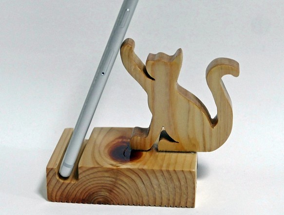 【手作りのスマホ置き トロ】木の模様がオシャレ♪ネコちゃんがスマホを支えてるデザイン 1枚目の画像