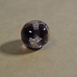 とんぼ玉、白い花、紫ベース 1枚目の画像
