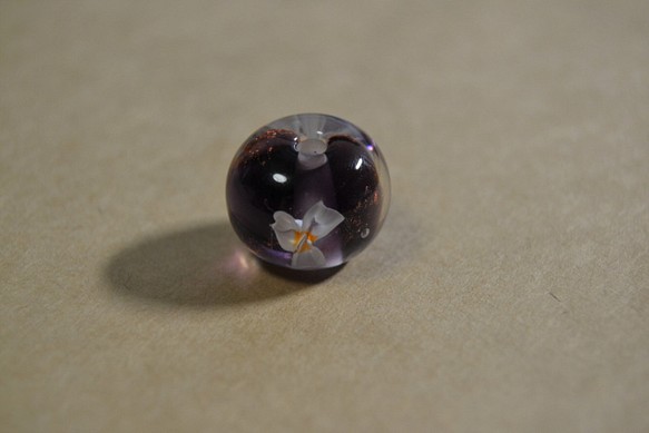 とんぼ玉、白い花、紫ベース 1枚目の画像