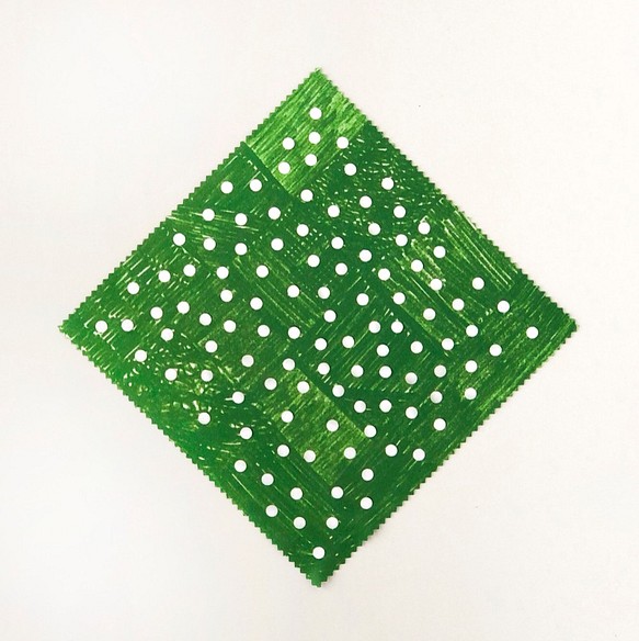 〈dots_green〉ふぞろいドット/緑/メガネ拭き 1枚目の画像