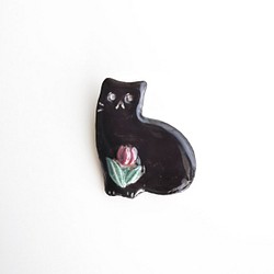 おしゃれ猫黒チューリップブローチ 1枚目の画像