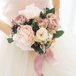 アンティークピンクと淡いピンクのバラやピオニーをミックスしたクラシカルなクラッチブーケ　ブートニア付き 1枚目の画像