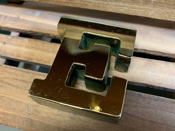 真鍮鋳物　アルファベット（E）型ペーパーウエイト・文鎮 1枚目の画像
