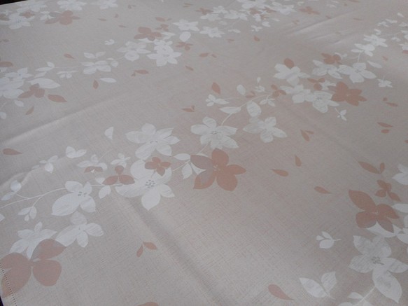 ピンクに花のテーブルクロス（144×137.5） 1枚目の画像