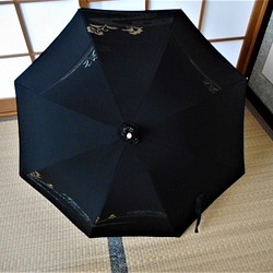 黒地に金の刺繍と漆・正絹日傘（傘袋付き） 1枚目の画像