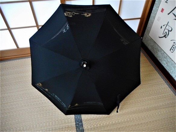 黒地に金の刺繍と漆・正絹日傘（傘袋付き） 1枚目の画像