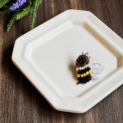 ビーズ刺繍ピンバッジ　Little Queen Bee 1枚目の画像