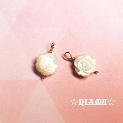 【天然石チャーム】14kgfマザーオブパール　薔薇　２個　ハンドメイド素材 1枚目の画像