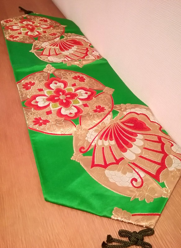 [一点物][送料込]リメイク　緑色テーブルセンター　元袋帯の七宝、蝶 1枚目の画像