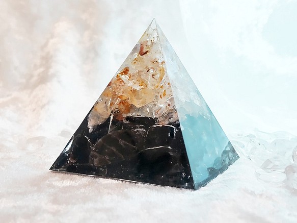 【再販 増量版】マニカラン水晶×モリオン  ピラミッド オルゴナイト  黒水晶 1枚目の画像