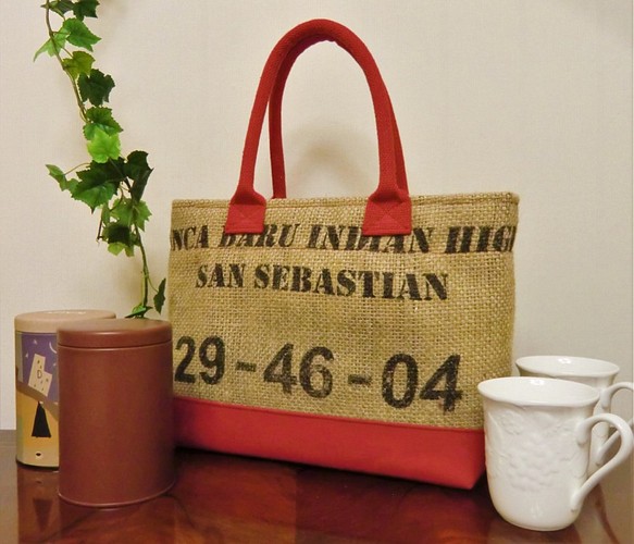 コーヒー 麻袋バッグ　Ｓ　トートバッグ　赤色帆布　パナマ　豆袋をリメイクした麻バッグ 1枚目の画像