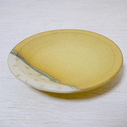黄色マットの小皿 1枚目の画像