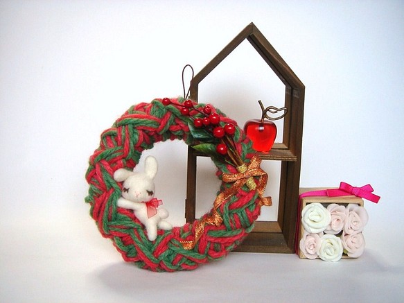 クリスマスウサギのほんわかリース　毛糸リース　羊毛フェルト　 1枚目の画像
