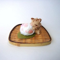 ほんわか和菓子と一緒　さくら菓子とトラ猫さん 羊毛フェルト　置物 1枚目の画像