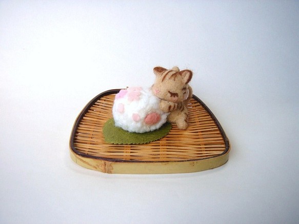 ほんわか和菓子と一緒　さくら菓子とトラ猫さん 羊毛フェルト　置物 1枚目の画像
