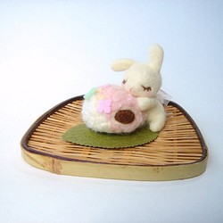 ほんわか和菓子と一緒　紫陽花菓子とうさぎさん 羊毛フェルト 置物 1枚目の画像