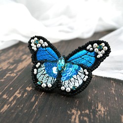 輝く蝶の刺繍ブローチ/バッグチャーム（スカイブルー) 1枚目の画像