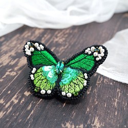 輝く蝶の刺繍ブローチ/バッグチャーム（グリーン） 1枚目の画像