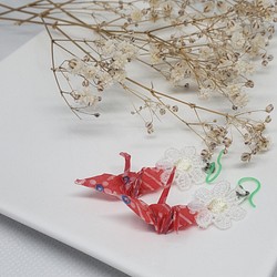 送料無料☆お花と折り鶴のピアス、折り鶴red、樹脂フックピアス 1枚目の画像