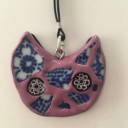 よびねこバッグチャーム・桜印判・パープル　陶磁器と漆の猫バッグチャーム 1枚目の画像