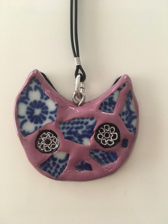 よびねこバッグチャーム・桜印判・パープル　陶磁器と漆の猫バッグチャーム 1枚目の画像