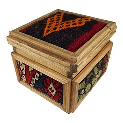 ビンテージキリムチェスト、手作りの木製のユニークなボックス、女性へのギフト、ジュエリーボックス、装飾用収納、部族のトルコ 1枚目の画像