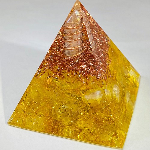 ピラミッド型Ⅱ オルゴナイト シトリン＆ルチルクォーツ 置物 毘殊 