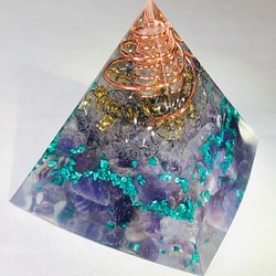 【お守り・直感力アップ・浄化】ピラミッド型 オルゴナイト 1枚目の画像