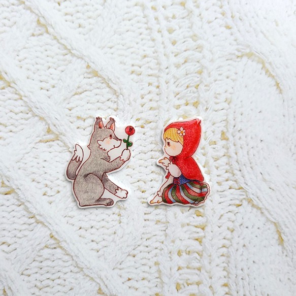 赤ずきんちゃんとオオカミさんのペアピンバッチ　『名作童話2020』 1枚目の画像