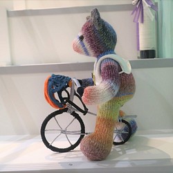 熊愛腳踏車手手工編織泰迪熊熊娃knitted teddy bearテディベア玩偶娃娃收藏訂製 第1張的照片