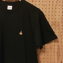 中指ワンポイント刺繍tシャツ Tシャツ カットソー Deadcandies 通販 Creema クリーマ ハンドメイド 手作り クラフト作品の販売サイト