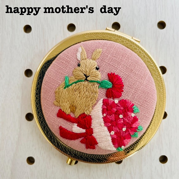 母の日☆カーネーションの花束とウサギのコンパクトミラー 1枚目の画像