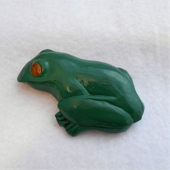 【彫刻】【漆】ブローチ　蛙 1枚目の画像