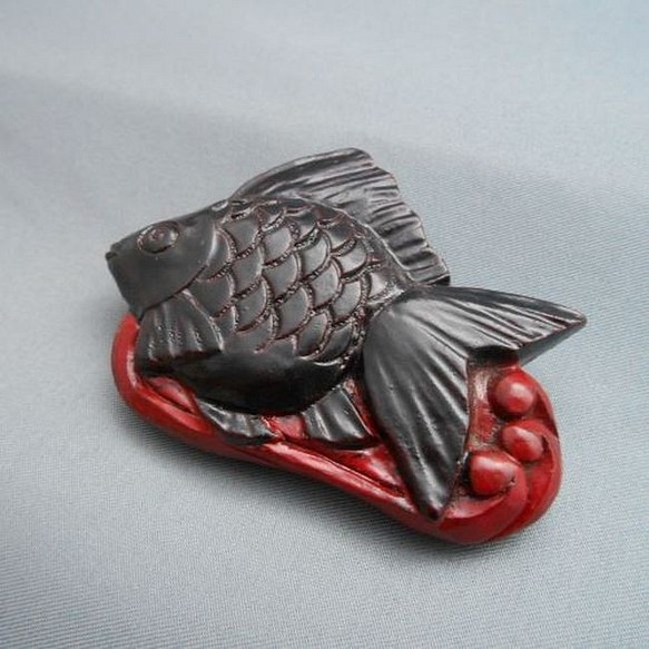 【彫刻】【漆】スカーフ留め　金魚 1枚目の画像