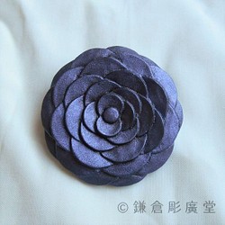 【彫刻】【漆】コサージュブローチ　華（紫） 1枚目の画像