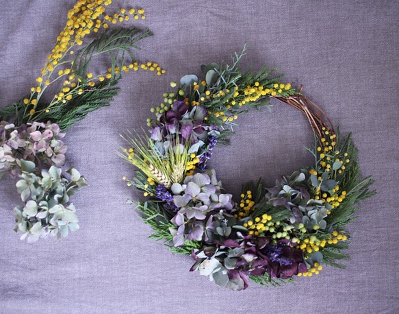 ミモザと秋色紫陽花の三日月リース✳︎ハーブリース 1枚目の画像