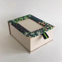 フォトフレームボックス小花柄　カードスタンド付［カルトナージュ］ 1枚目の画像