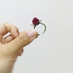 【クーポンあり】真紅の薔薇モチーフのワイヤーリング 薔薇 指輪 リング ワイヤー 植物 バラ かすみ草 1枚目の画像