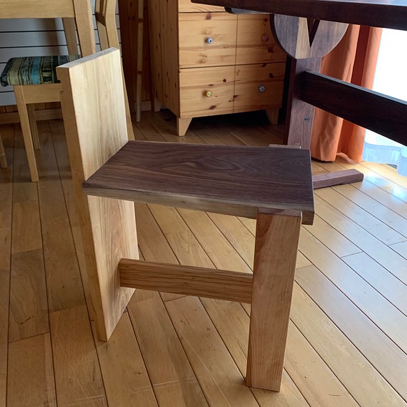 広葉樹の一枚板を使った森の木椅子(koisu)ダイニング D無垢椅子