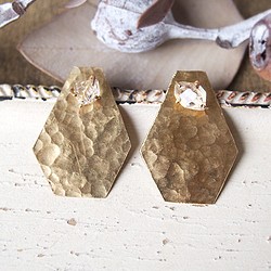 原石のハーキマーダイヤモンドと真鍮の六角ピアス 1枚目の画像