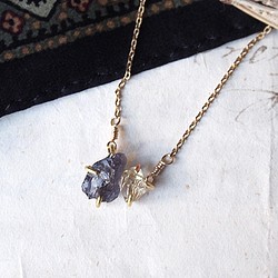 原石のアイオライトとダイヤモンドクォーツのネックレス 1枚目の画像