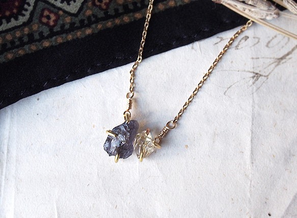 原石のアイオライトとダイヤモンドクォーツのネックレス 1枚目の画像