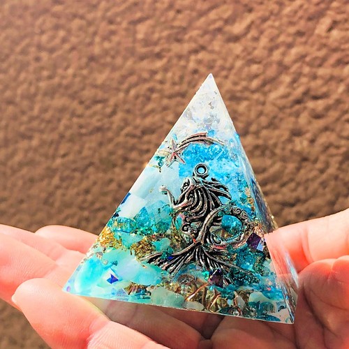マーメイドの海／ピラミッド型オルゴナイト 立体・オブジェ Maki Art 