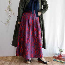 Maxi 長度 90 厘米長度 Covent Garden Kimagure 系列 - 帶有緞面圖案的長裙，具有適度的瘋狂感覺 第1張的照片
