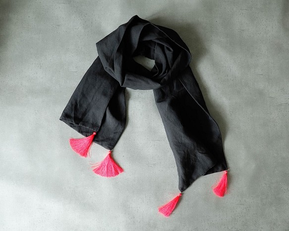 水洗亞麻圍巾 Charcoal X Neon Pink Fringe 非常適合送禮 還提供配套口罩！ 第1張的照片