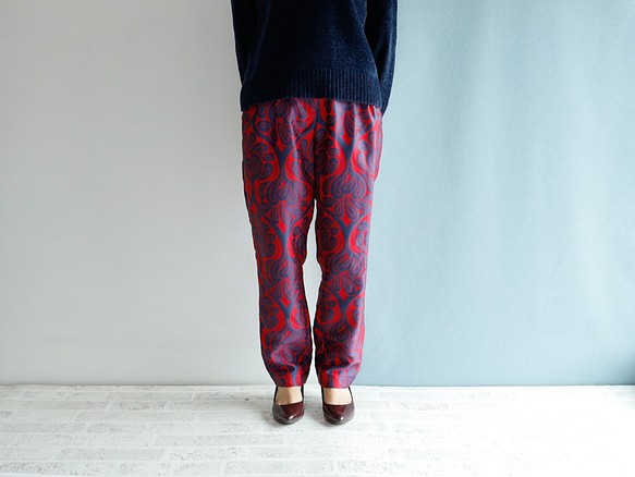 Covent Garden - 寬鬆的錐形褲廚師褲，帶有適度瘋狂的錦緞圖案 第1張的照片
